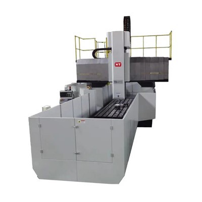 Vinnslumiðstöð fyrir gantry með hreyfanlegu borði